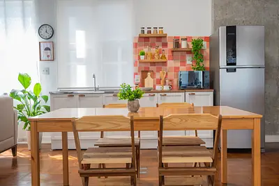 5 Cenários em 120 m²: Cozinha, Sala, Quarto e Fundo Infinito perto do Metrô