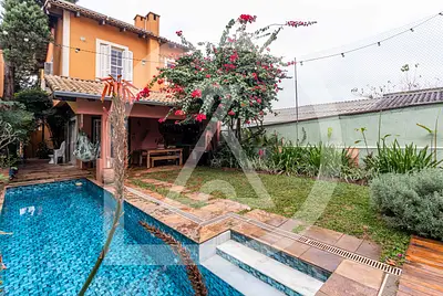 Casa ampla com piscina, jardim e clima de interior 