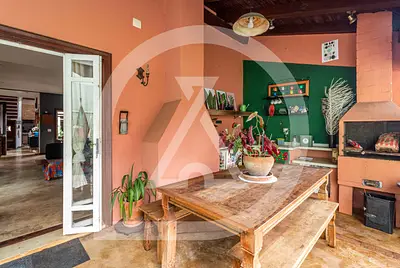 Casa ampla com piscina, jardim e clima de interior 