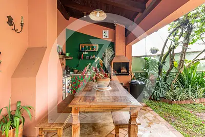 Casa ampla com piscina, jardim e clima de interior 