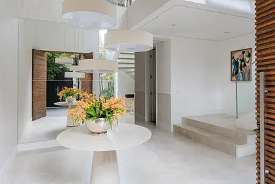 Casa moderna com piscina, jardim e excelente localização.