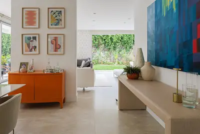 Casa moderna com piscina, jardim e excelente localização.