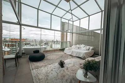 Apartamento de vidro com vista de SP e Cantareira