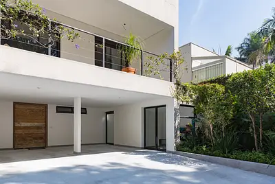 Casa ampla e moderna com lindo jardim