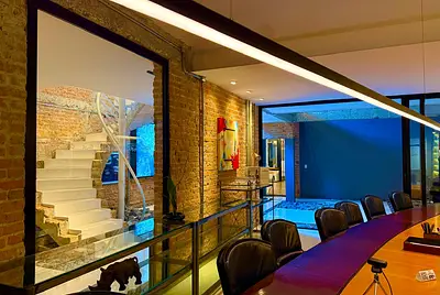 CASA MODERNA, SOFISTICADA E VERSÁTIL