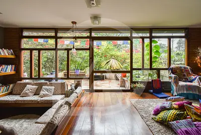 Casa estilosa e Iluminada cercada pela natureza com piscina