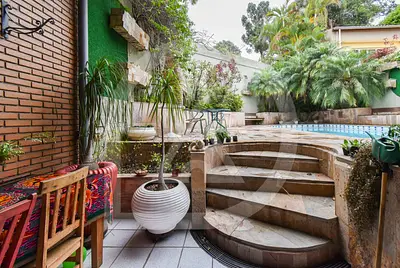 Casa estilosa e Iluminada cercada pela natureza com piscina