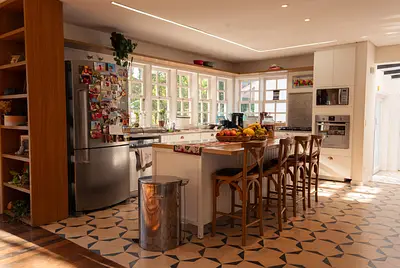 Oásis Cenográfico: Casa e Jardim para Filmagens