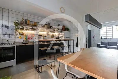 Casa de designers com linda cozinha em Pinheiros