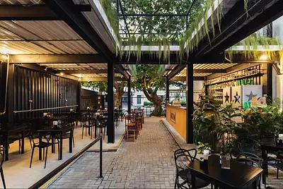 Bar e restaurante ao ar livre com ambiente descontraído