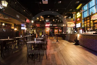 Bar estilo pub inglês com decoração requintada