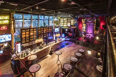 Bar estilo pub inglês com decoração requintada