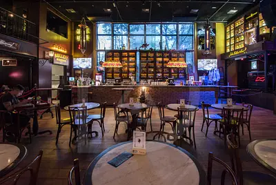 Bar estilo pub inglês com decoração requintada