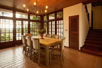 Casa de campo sofisticada dentro de um bosque de Araucarias 