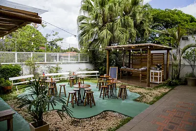 Casa com jardim panorâmico no coração de pinheiros