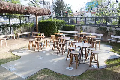 Casa com jardim panorâmico no coração de pinheiros