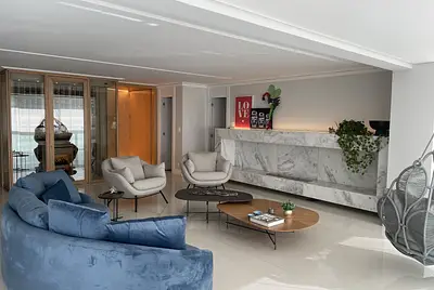 Amplo moderno chique e luxuoso com luz natural 