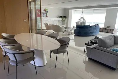Amplo moderno chique e luxuoso com luz natural 
