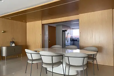 Amplo moderno chique e luxuoso com luz natural 