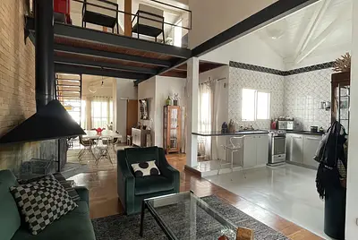 Estilo e aconchego - Loft iluminado com mezanino e lareira e deck 