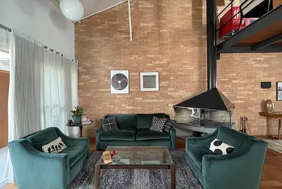 Estilo e aconchego - Loft iluminado com mezanino e lareira e deck 