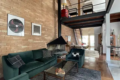 Estilo e aconchego - Loft iluminado com mezanino e lareira e deck 